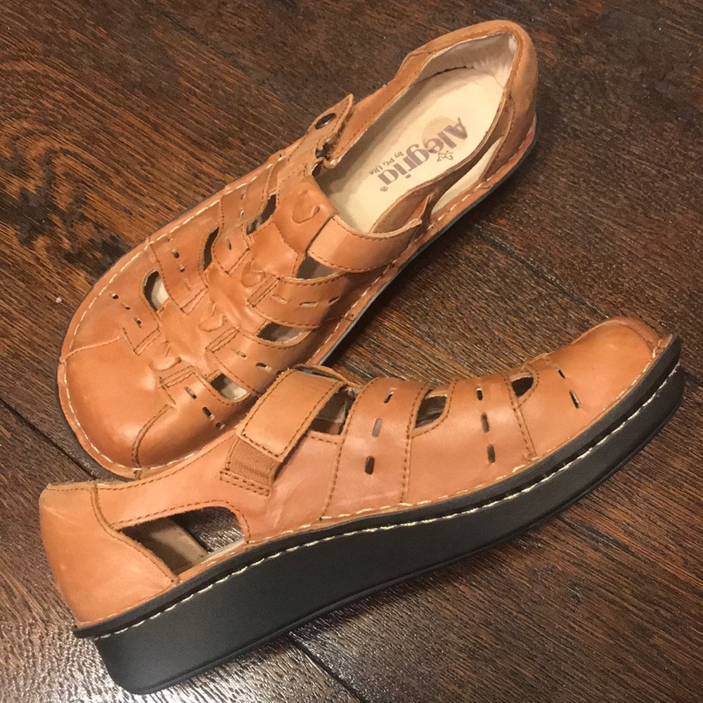 Women’s leather sandals